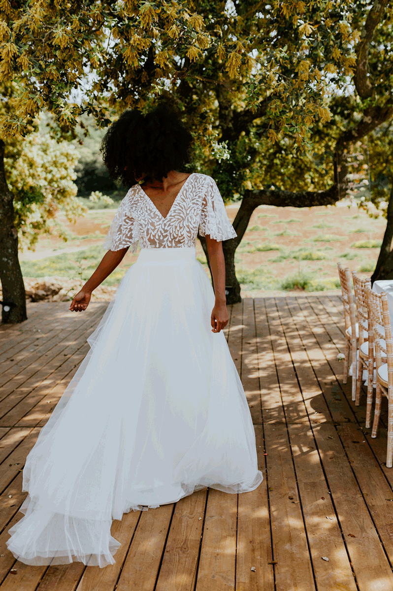 femme en robe de mariée jouant avec sa robe et la faisant valser