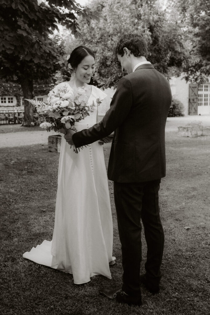 photo de mariés en noir et blanc se découvrant lors de leur mariage