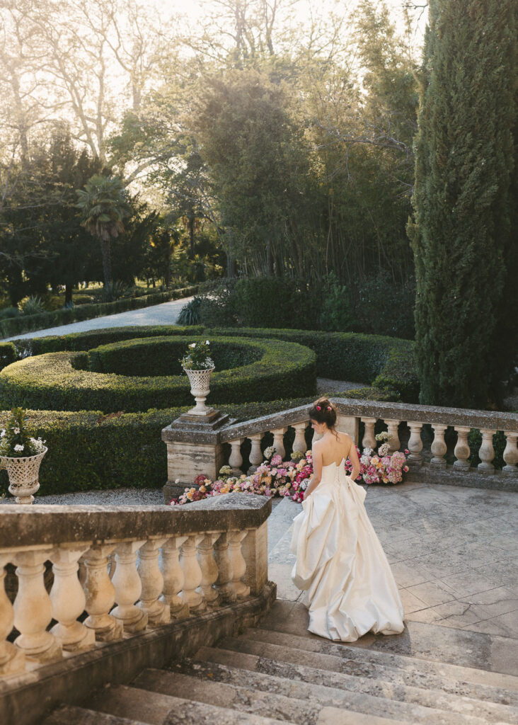 mariée descendant les escaliers dans un château à Bordeaux, photo prise par le photographe lors du mariage