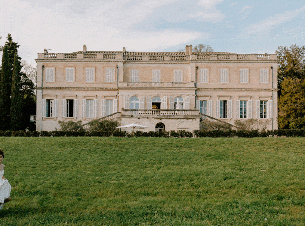 mariés courant devant le château Martinay - photographe mariage basée à Bordeaux