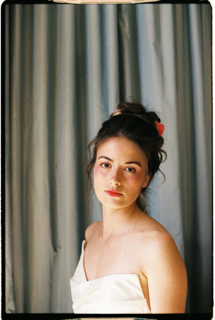 photographe de mariage argentique en dordogne - portrait de femme mariée pendant le préparatifs