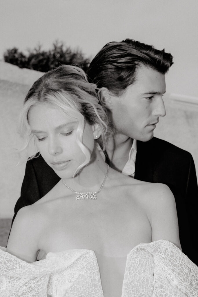 photo de couple de mariés en noir et blanc - photographe mariage dans le sud de la France