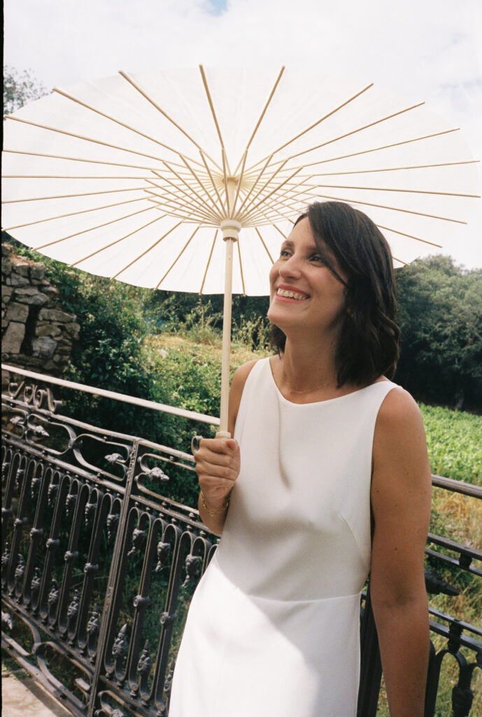 photo de mariée prise a l'argentique posant avec une ombrelle - photographe mariage sud de France