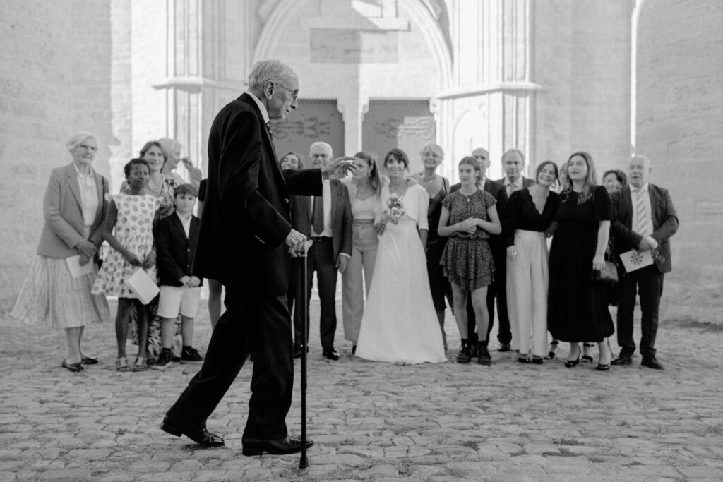 photo de groupe en noir et blanc - photographe mariage Bordeaux et Sud de France