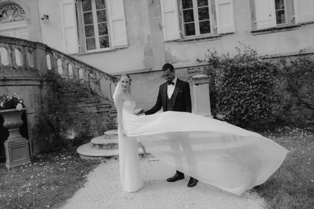 Black and white wedding couple photo in front of a chateau in south of France, professional photographer